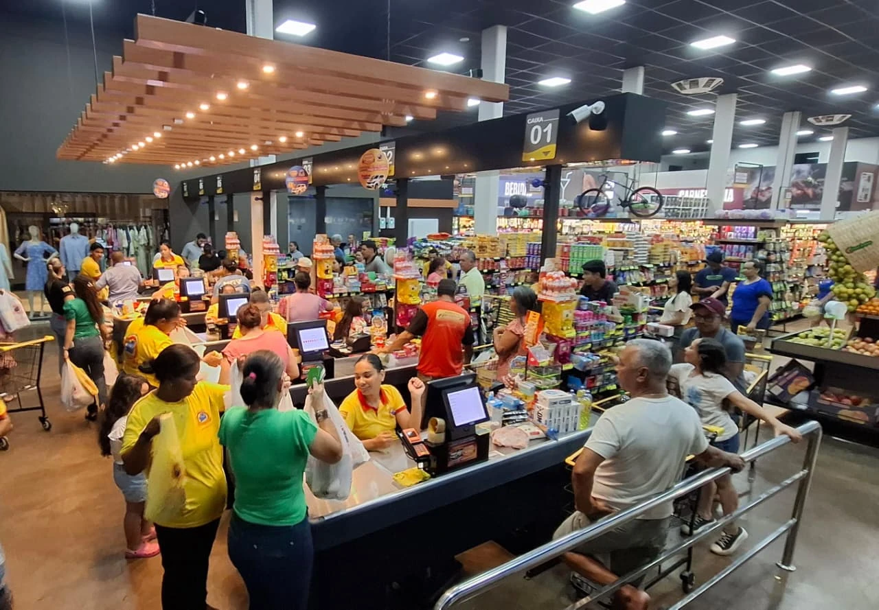 Clientes e equipe em uma loja Tropical — imagem institucional do supermercado